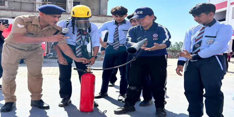 स्कूल में अग्निशमन विभाग ने कराया मॉक ड्रिल, बच्चों को सिखाए सुरक्षा के गुर