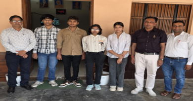 दीपांशु, अंजलि और मिस्बाह बने कॉलेज टॉपर, विद्यालय में जश्न का माहौल