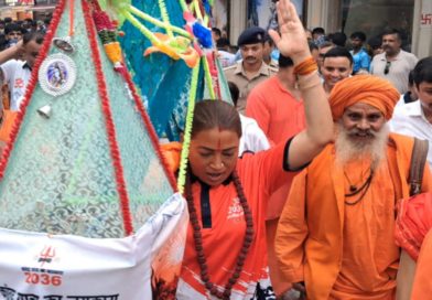 हरकी पैड़ी से कांवड़ लेकर पैदल ऋषिकेश रवाना हुईं खेल मंत्री रेखा आर्य