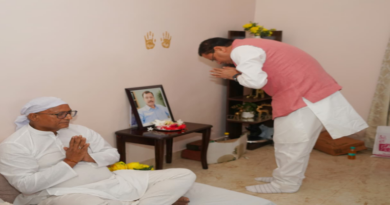सीएम ने श्रद्धासुमन अर्पित कर श्रद्धांजलि दी