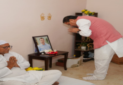 सीएम ने श्रद्धासुमन अर्पित कर श्रद्धांजलि दी