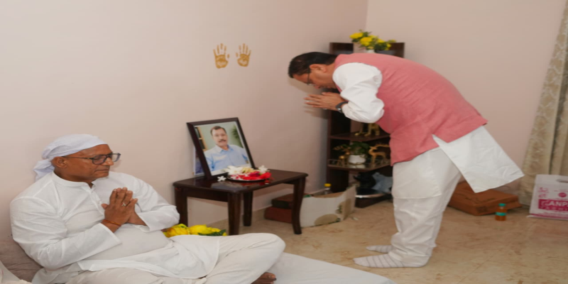 सीएम ने श्रद्धासुमन अर्पित कर श्रद्धांजलि दी