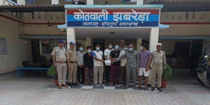 जुआ खेलते आठ लोग गिरफ्तार